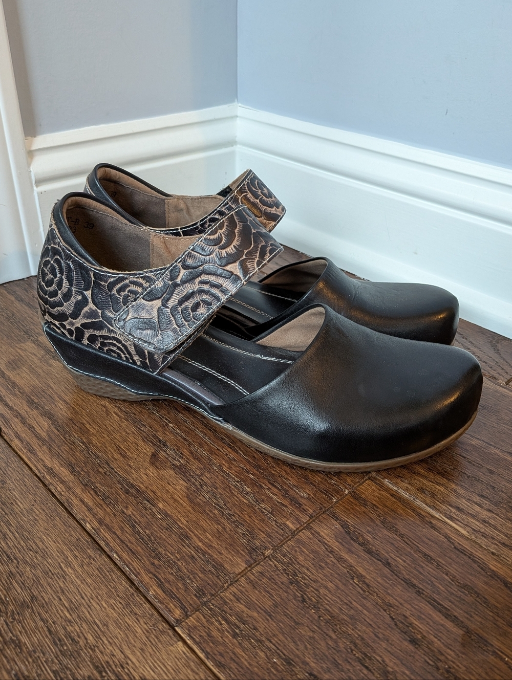 L'Artiste Women's Black Gloss Pansy Leather Mary Jane Shoes Size 39 8.5